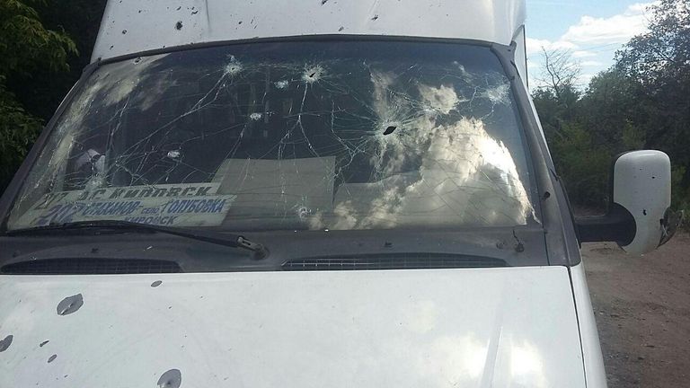 Маршрутный автобус, попавший под обстрел в подконтрольном ЛНР населенном пункте Голубовское. 7 июня 2018 Маршрутный автобус, попавший под обстрел в подконтрольном ЛНР населенном пункте Голубовское. 7 июня 2018