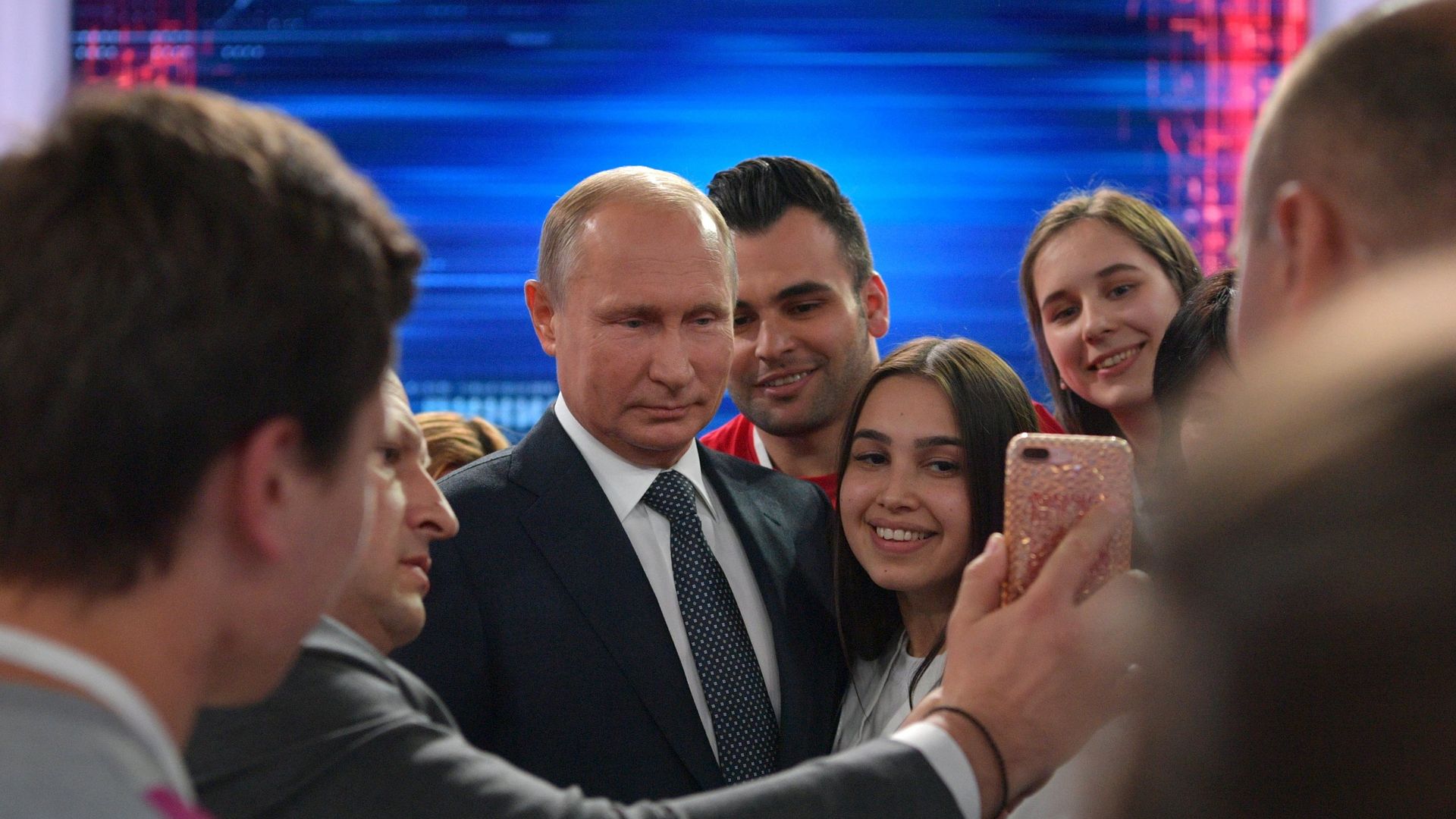 Президент РФ Владимир Путин фотографируется с волонтерами после ежегодной специальной программы Прямая линия с Владимиром Путиным в Гостином дворе. 7 июня 2018 года Президент РФ Владимир Путин фотографируется с волонтерами после ежегодной специальной программы Прямая линия с Владимиром Путиным в Гостином дворе. 7 июня 2018 года - РИА Новости, 1920, 19.12.2024