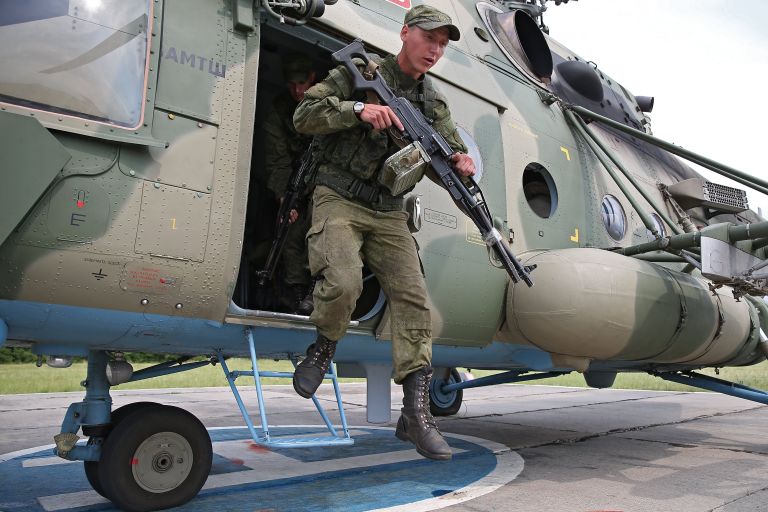 Военнослужащий подразделения специального назначения Южного военного округа на тактико-специальных учениях в Краснодарском крае