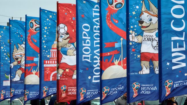 Флаги с символикой чемпионата мира по футболу 2018 на Дворцовом мосту в Санкт-Петербурге