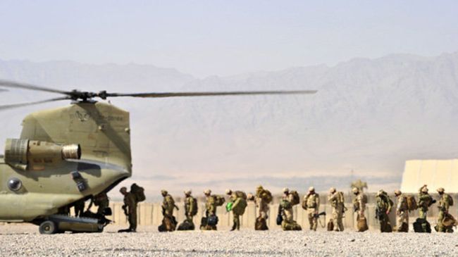 Солдаты Австралийской армии загружаются в вертолет Chinook Солдаты Австралийской армии загружаются в вертолет Chinook