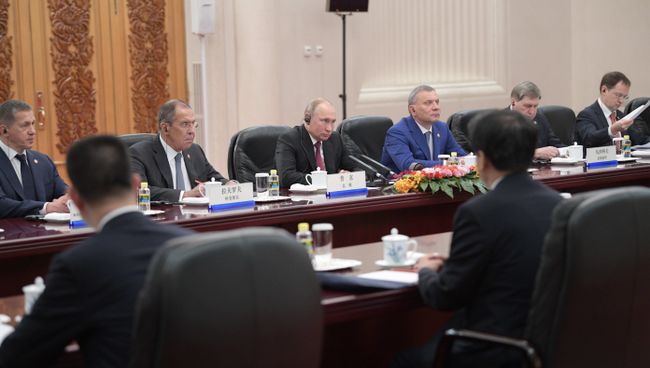 Президент РФ Владимир Путин во время встречи в Пекине с премьером Государственного Совета КНР Ли Кэцяном. 8 июня 2018