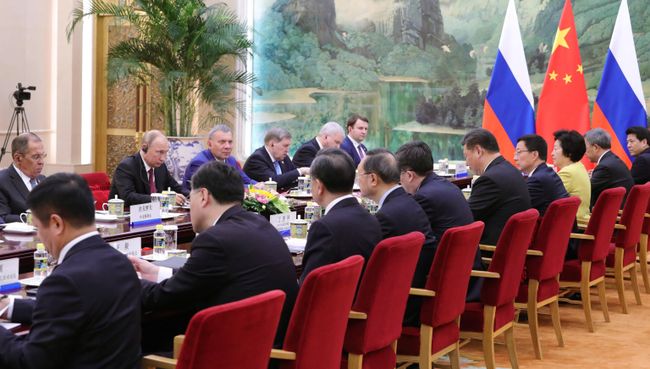 Президент РФ Владимир Путин и председатель КНР Си Цзиньпин во время российско-китайских переговоров в Пекине. 8 июня 2018 Президент РФ Владимир Путин и председатель КНР Си Цзиньпин во время российско-китайских переговоров в Пекине. 8 июня 2018