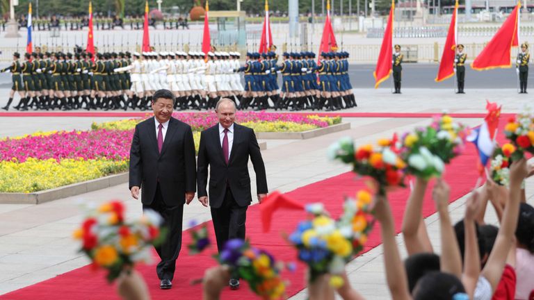 Президент РФ Владимир Путин и председатель КНР Си Цзиньпин во время встречи в Пекине. 8 июня 2018