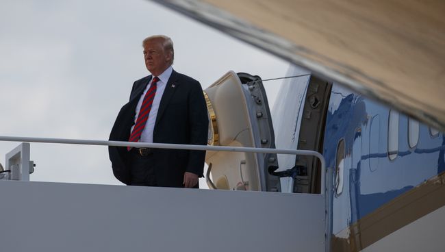 Президент США Дональд Трамп перед вылетом на саммит G7 в Квебеке, Канада. 8 июня 2018 Президент США Дональд Трамп перед вылетом на саммит G7 в Квебеке, Канада. 8 июня 2018