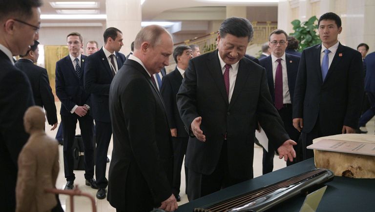 Президент РФ Владимир Путин и председатель КНР Си Цзиньпин на торжественном приеме в Тяньцзине. 8 июня 2018