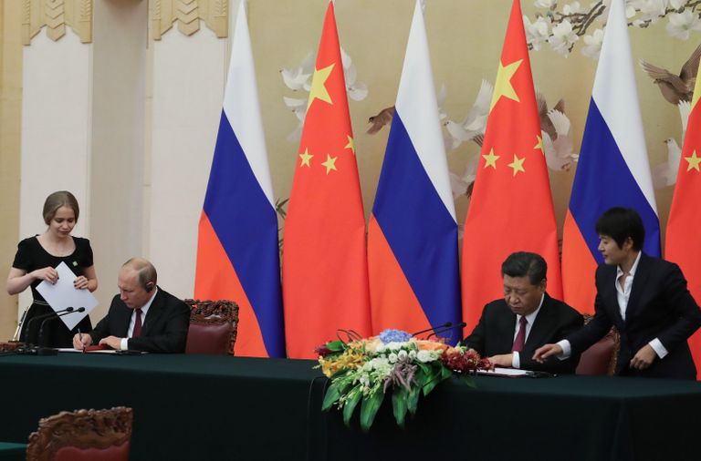 Президент РФ Владимир Путин и председатель КНР Си Цзиньпин на церемонии подписания совместных документов по итогам российско-китайских переговоров в Пекине Президент РФ Владимир Путин и председатель КНР Си Цзиньпин на церемонии подписания совместных документов по итогам российско-китайских переговоров в Пекине