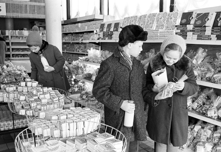 Пионеры-тимуровцы покупают продукты для инвалида Великой Отечественной войны. Архивное фото Пионеры-тимуровцы покупают продукты для инвалида Великой Отечественной войны. Архивное фото