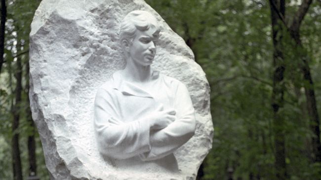 Памятник на могиле поэта Сергея Есенина на Ваганьковском кладбище. Архивное фото Памятник на могиле поэта Сергея Есенина на Ваганьковском кладбище. Архивное фото