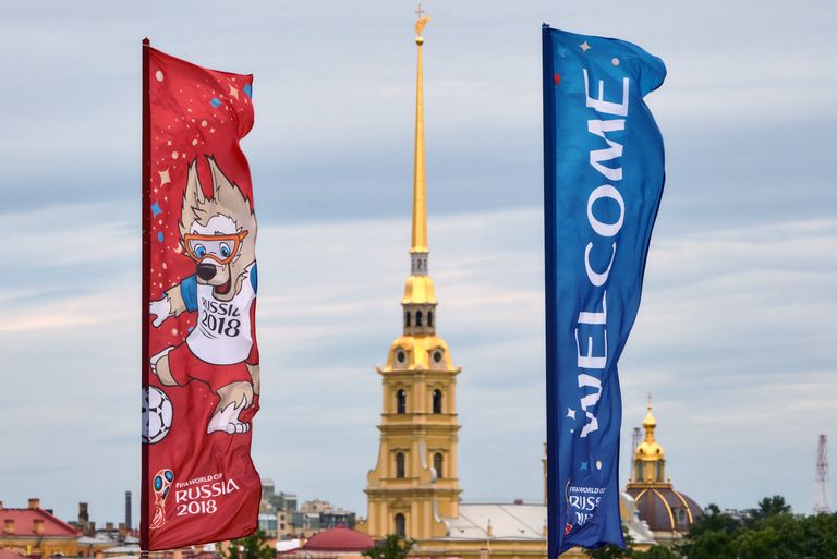 Флаги с символикой чемпионата мира по футболу 2018 на Дворцовом мосту в Санкт-Петербурге Флаги с символикой чемпионата мира по футболу 2018 на Дворцовом мосту в Санкт-Петербурге