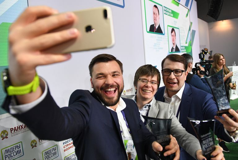 Победители конкурса Лидеры России фотографируются после церемонии награждения