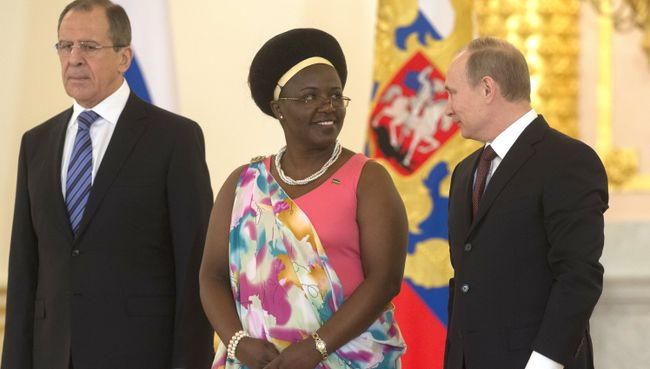 16 января 2014. Президент России Владимир Путин (справа) и чрезвычайный и полномочный посол Руанды Жанна д’Арк Муджавамария. Архивное фото 16 января 2014. Президент России Владимир Путин (справа) и чрезвычайный и полномочный посол Руанды Жанна д’Арк Муджавамария. Архивное фото
