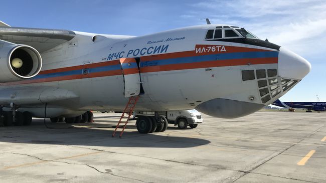 Самолет Ил-76 МЧС России, который доставил гуманитарный груз для пострадавшего от паводка населения Якутии