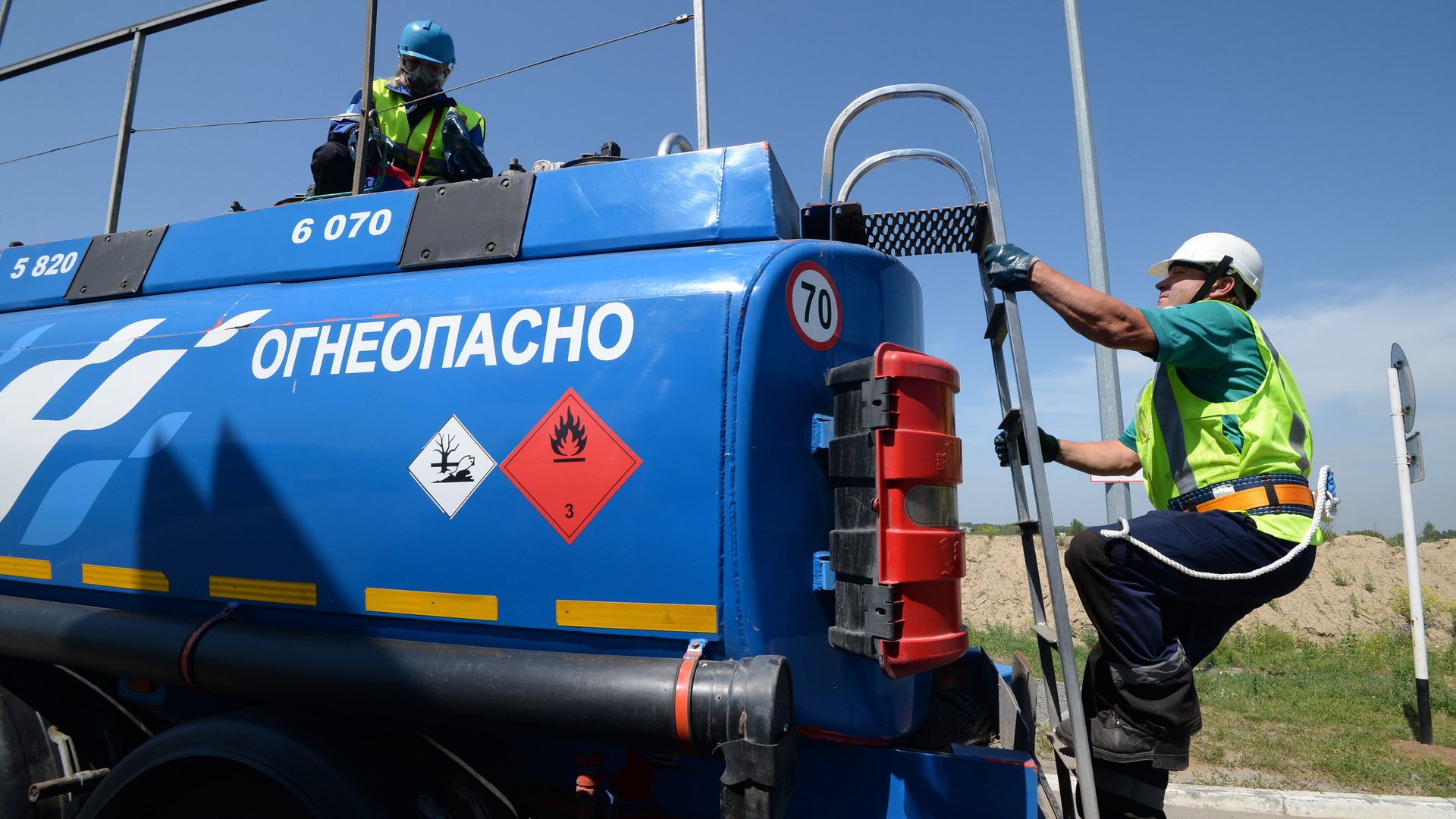 Бензовоз компании Газпром нефть Бензовоз компании Газпром нефть - РИА Новости, 1920, 01.05.2021