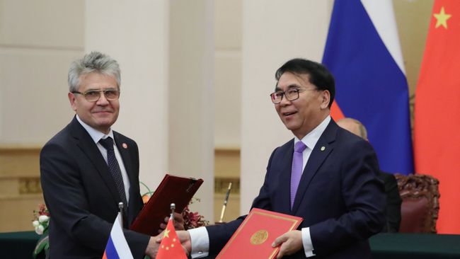 Президент Российской академии наук Александр Сергеев и президент Китайской академии наук Бай Чуньли на церемонии подписания совместных документов по итогам российско-китайских переговоров в Пекине Президент Российской академии наук Александр Сергеев и президент Китайской академии наук Бай Чуньли на церемонии подписания совместных документов по итогам российско-китайских переговоров в Пекине