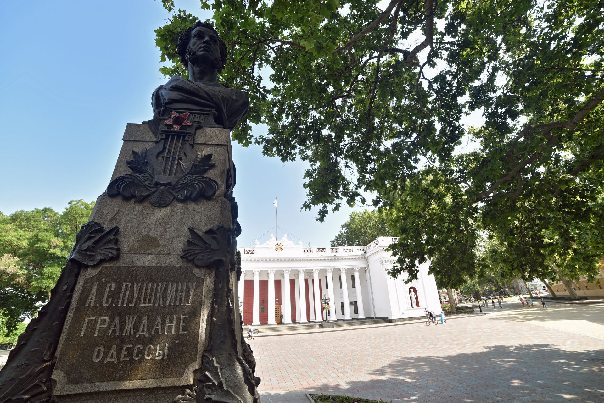 Памятник поэту А.С.Пушкину перед зданием Одесской городской думы Памятник поэту А.С.Пушкину перед зданием Одесской городской думы - РИА Новости, 1920, 17.06.2025