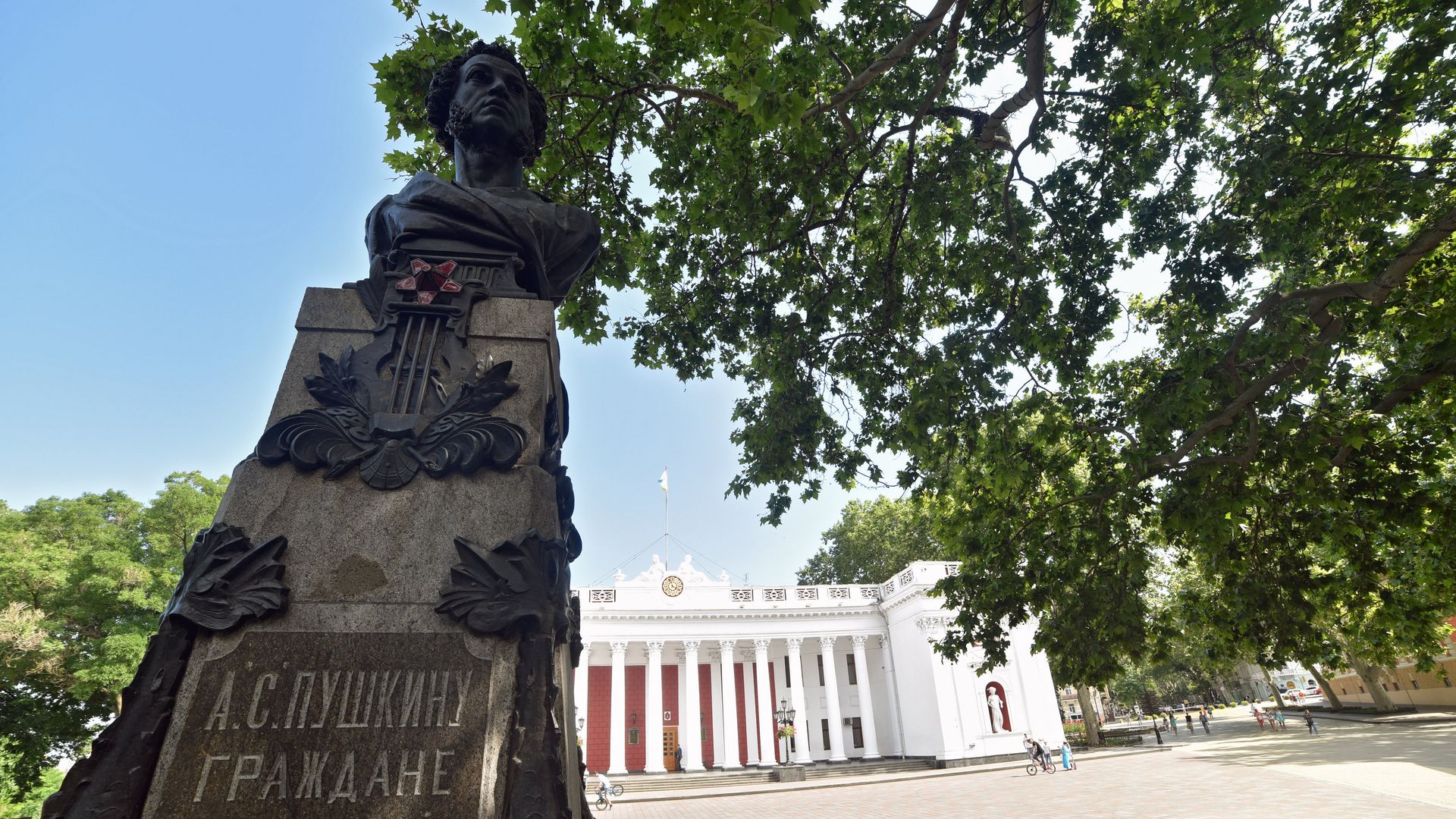 Памятник поэту А.С.Пушкину перед зданием Одесской городской думы - РИА Новости, 1920, 23.08.2024