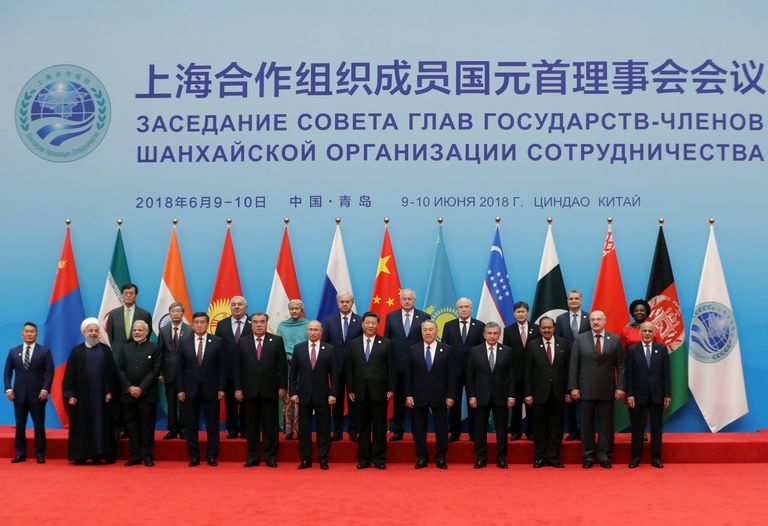 Президент РФ Владимир Путин на церемонии фотографирования глав государств - членов ШОС, наблюдателей в ШОС и руководителей международных организаци перед началом заседания в Циндао. 10 июня 2018 Президент РФ Владимир Путин на церемонии фотографирования глав государств - членов ШОС, наблюдателей в ШОС и руководителей международных организаци перед началом заседания в Циндао. 10 июня 2018