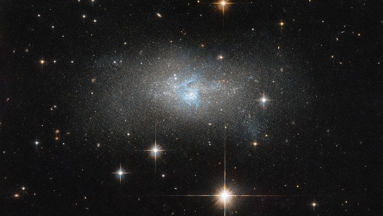 Снимки карликовой галактики IC 4870 c нитями голубого газа в центре Снимки карликовой галактики IC 4870 c нитями голубого газа в центре