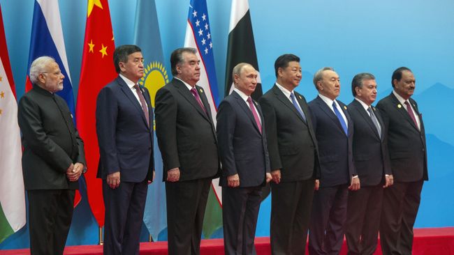 Премьер-министр Индии Нарендра Моди, президент РФ Владимир Путин, президент Пакистана Мамнун Хусейн и другие лидеры на церемонии фотографирования глав государств - членов ШОС перед началом заседания Совета глав государств. 10 июня 2018 Премьер-министр Индии Нарендра Моди, президент РФ Владимир Путин, президент Пакистана Мамнун Хусейн и другие лидеры на церемонии фотографирования глав государств - членов ШОС перед началом заседания Совета глав государств. 10 июня 2018