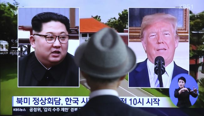 Северокорейский лидер Ким Чен Ына и президент США Дональд Трамп во время новостной программы на экране телефизора на Сеульском вокзале в Сеуле, Южная Корея. 11 июня 2018 Северокорейский лидер Ким Чен Ына и президент США Дональд Трамп во время новостной программы на экране телефизора на Сеульском вокзале в Сеуле, Южная Корея. 11 июня 2018