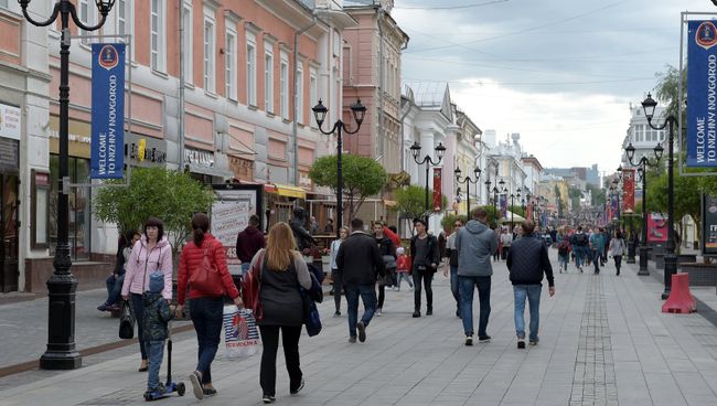 Прохожие на улице Большая Покровка в Нижнем Новгороде. Архивное фото Прохожие на улице Большая Покровка в Нижнем Новгороде. Архивное фото
