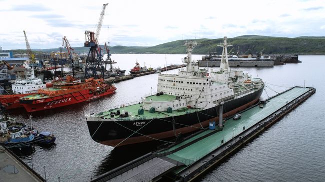 Атомный ледокол Ленин на причале у Морского вокзала в Мурманске. Архивное фото Атомный ледокол Ленин на причале у Морского вокзала в Мурманске. Архивное фото