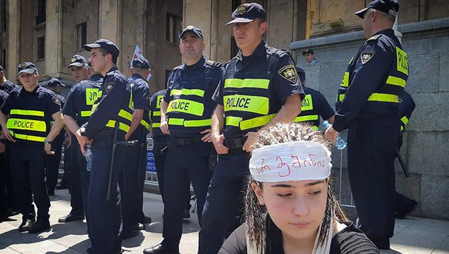 Полиция на акции протеста у стен Парламента Грузии Полиция на акции протеста у стен Парламента Грузии