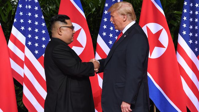 Рукопожатие Трампа и Ким Чен Ына 12.06.2018 Рукопожатие Трампа и Ким Чен Ына 12.06.2018