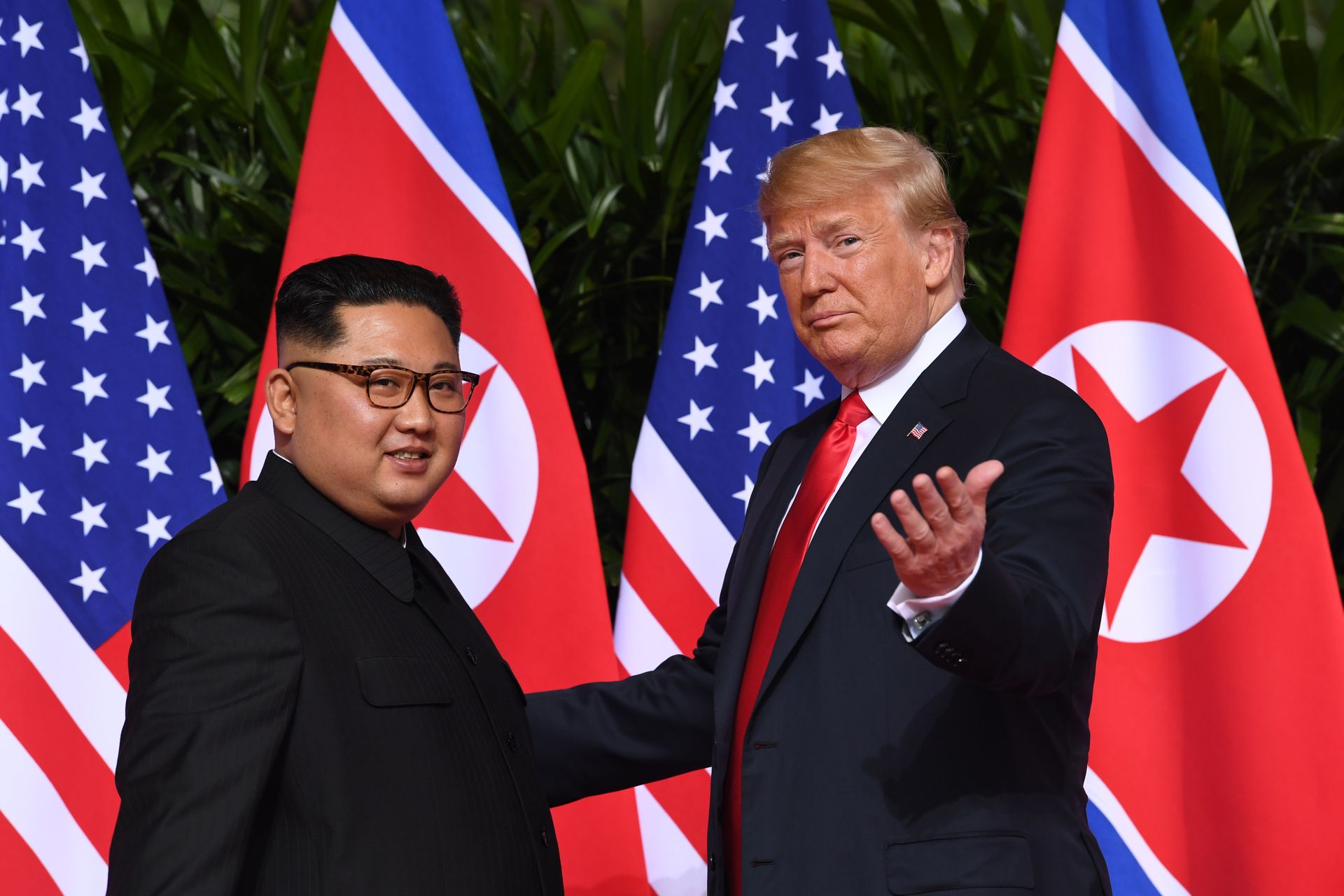 Президент США Дональд Трамп и лидер КНДР Ким Чен Ын Во время встречи в Сингапуре. 12 июня 2018 Президент США Дональд Трамп и лидер КНДР Ким Чен Ын Во время встречи в Сингапуре. 12 июня 2018 - РИА Новости, 1920, 18.01.2021