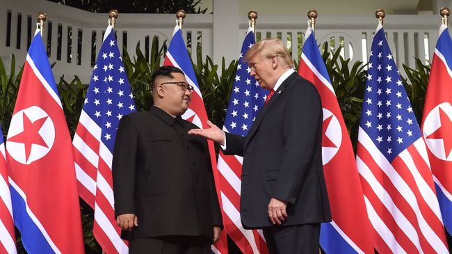 Трамп и Ким Чен Ын на саммите. 12.06.2018 Трамп и Ким Чен Ын на саммите. 12.06.2018