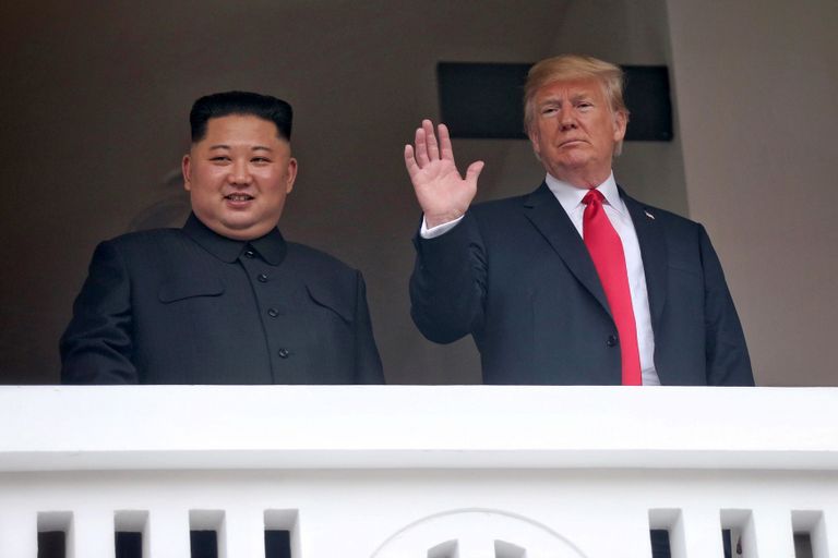 Президент США Дональд Трамп и лидер КНДР Ким Чен Ын на балконе отеля Капелла в Сингапуре. 12 июня 2018 Президент США Дональд Трамп и лидер КНДР Ким Чен Ын на балконе отеля Капелла в Сингапуре. 12 июня 2018