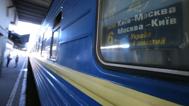 Вагон поезда Украина по маршруту Москва-Киев на перроне Центрального вокзал в Киеве. Архивное фото Вагон поезда Украина по маршруту Москва-Киев на перроне Центрального вокзал в Киеве. Архивное фото