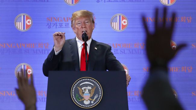 Президент США Дональд Трамп на пресс-конференции, посвещенной итогам саммита в Сингапуре. 12 июня 2018 Президент США Дональд Трамп на пресс-конференции, посвещенной итогам саммита в Сингапуре. 12 июня 2018