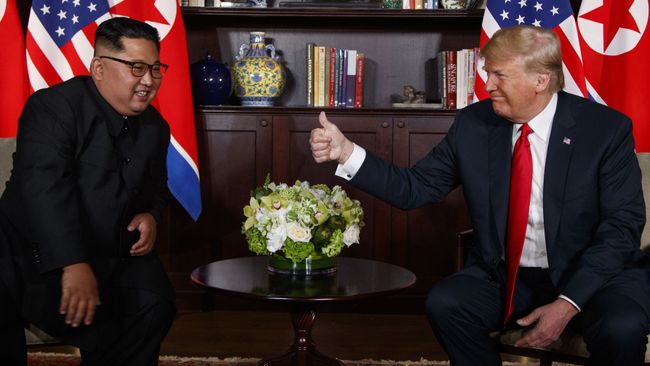 Лидер КНДР Ким Чен Ын и президент США Дональд Трамп во время встречи в Сингапуре. 12 июня 2018