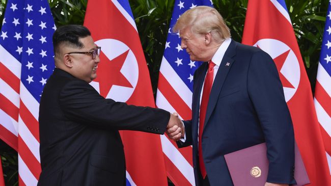 Лидер КНДР Ким Чен Ын и президент США Дональд Трамп Лидер КНДР Ким Чен Ын и президент США Дональд Трамп