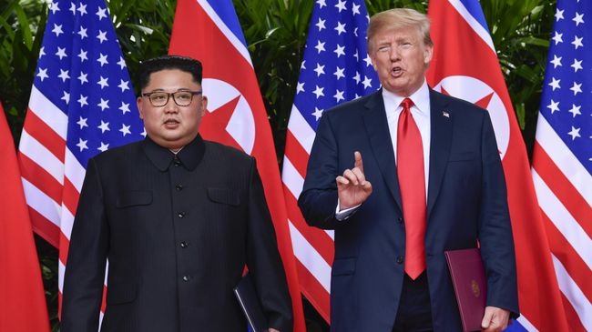 Лидер КНДР Ким Чен Ын и президент США Дональд Трамп во время встречи в Сингапуре. 12 июня 2018 Лидер КНДР Ким Чен Ын и президент США Дональд Трамп во время встречи в Сингапуре. 12 июня 2018