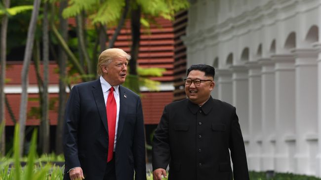 Президент США Дональд Трамп и лидер КНДР Ким Чен Ын Во время прогулки у отеля Капелла в Сингапуре. 12 июня 2018 Президент США Дональд Трамп и лидер КНДР Ким Чен Ын Во время прогулки у отеля Капелла в Сингапуре. 12 июня 2018