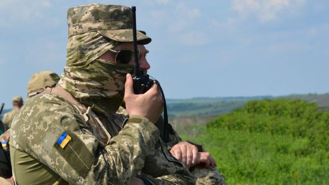 Украинские военные на линии разграничения в Донбассе Украинские военные на линии разграничения в Донбассе