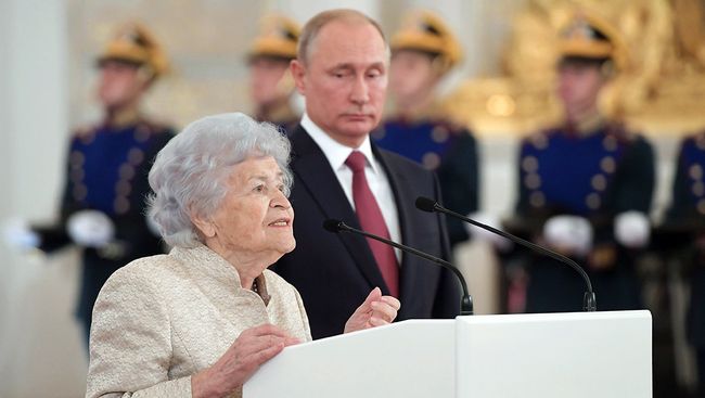 Президент РФ Владимир Путин и президент Государственного музея изобразительных искусств имени А. С. Пушкина Ирина Антонова, награжденная Государственной премией 2017 года за выдающиеся достижения в области гуманитарной деятельности Президент РФ Владимир Путин и президент Государственного музея изобразительных искусств имени А. С. Пушкина Ирина Антонова, награжденная Государственной премией 2017 года за выдающиеся достижения в области гуманитарной деятельности
