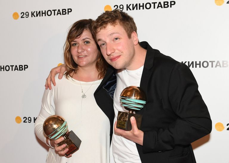 Режиссер Наталия Мещанинова и актер Степан Девонин  на церемонии закрытия 29-го российского фестиваля Кинотавр в Сочи 