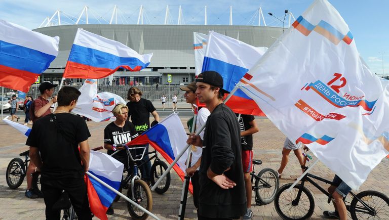 Участники празднования Дня России в Ростове-на-Дону у стадиона Ростов-Арена. 12 июня 2018 Участники празднования Дня России в Ростове-на-Дону у стадиона Ростов-Арена. 12 июня 2018
