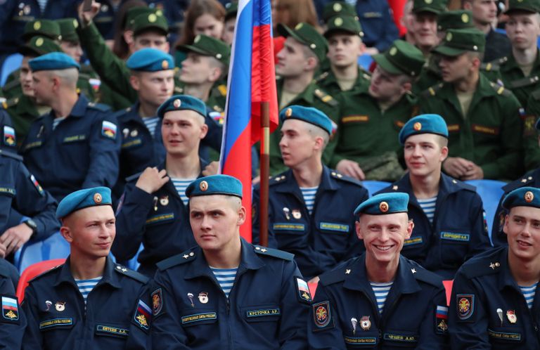 Военнослужащие на Красной площади перед началом праздничного концерта, посвященного Дню России. 12 июня 2018 Военнослужащие на Красной площади перед началом праздничного концерта, посвященного Дню России. 12 июня 2018