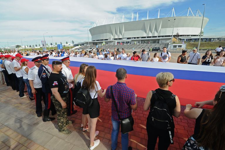Участники празднования Дня России в Ростове-на-Дону развернули самый длинный флаг у стадиона Ростов-Арена. 12 июня 2018 Участники празднования Дня России в Ростове-на-Дону развернули самый длинный флаг у стадиона Ростов-Арена. 12 июня 2018