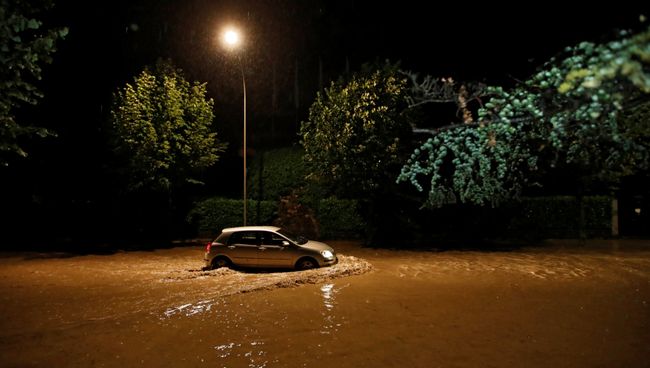 Автомобиль на улице Лозанны во время сильного дождя. 11 июня 2018 Автомобиль на улице Лозанны во время сильного дождя. 11 июня 2018