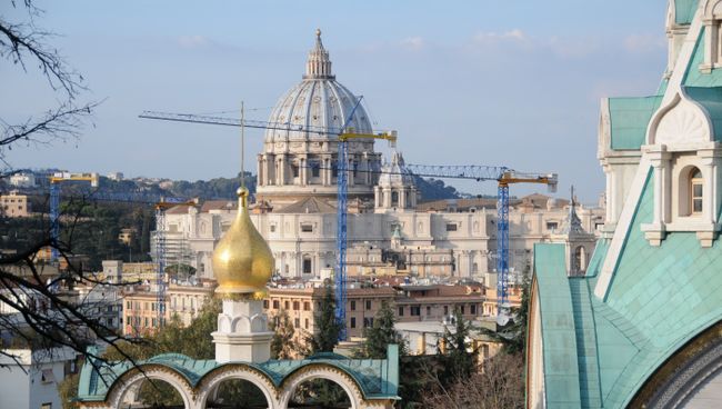 Храм святой великомученицы Екатерины в Риме на фон купола собора Святого Петра