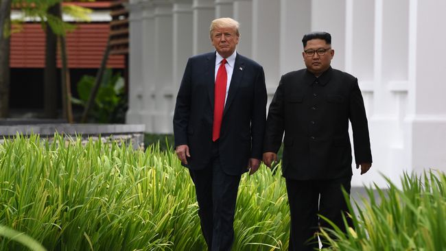 Президент США Дональд Трамп и лидер КНДР Ким Чен Ын. Архивное фото Президент США Дональд Трамп и лидер КНДР Ким Чен Ын. Архивное фото