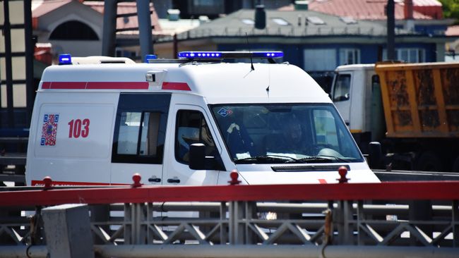 Автомобиль скорой помощи на улице Москвы Автомобиль скорой помощи на улице Москвы