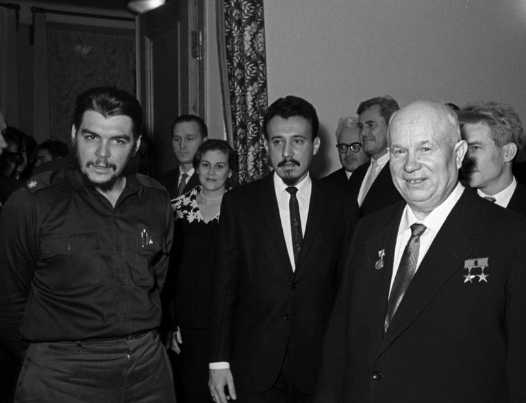 Глава правительственной экономической миссии Кубы Эрнесто Че Гевара и Первый секретарь ЦК КПСС, Председатель Совета Министров СССР Никита Сергеевич Хрущев в посольстве Республики Кубы в Москве Глава правительственной экономической миссии Кубы Эрнесто Че Гевара и Первый секретарь ЦК КПСС, Председатель Совета Министров СССР Никита Сергеевич Хрущев в посольстве Республики Кубы в Москве