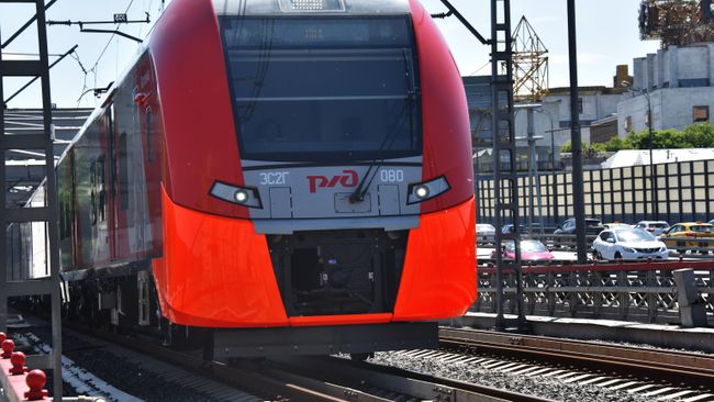 Электропоезд Ласточка на участке Московского центрального кольца между станциями Лужники и Площадь Гагарина